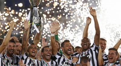 שחקני יובנטוס עם הסופר-קאפ (רויטרס)