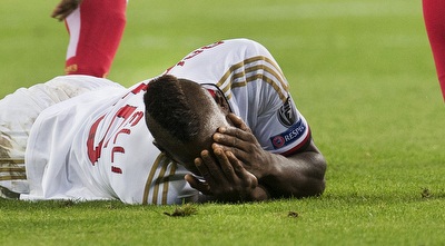 מאריו באלוטלי על הדשא (רויטרס)