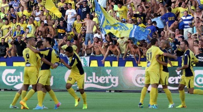 שחקני מכבי ת&qout;א חוגגים בעכו (יניב גונן) שחקני מכבי ת&qout;א חוגגים בעכו (יניב גונן)