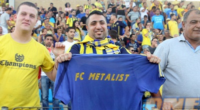 אוהד מכבי עם חולצה של מטאליסט (יניב גונן)