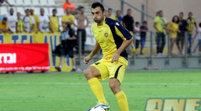 ניקולה מיטרוביץ´. ערך בכורה בצהוב יניב גונן)