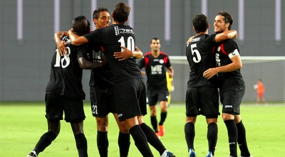 שחקני רעננה מברכים את ממאדו (שי לוי)