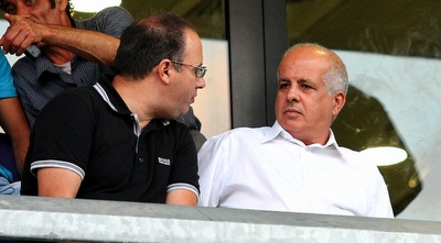 אבי לוזון מגיע לתמוך בקבוצתו (שי לוי)