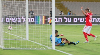 הרוש רואה את הכדור ברשת (משה חרמון) הרוש רואה את הכדור ברשת (משה חרמון)