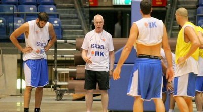 אריק שיבק. &qout;נהנה באילת&qout; (משה חרמון)