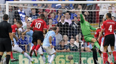 קמפבל נוגח לרשת (רויטרס)