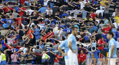 אוהדי קרדיף חוגגים ביציע (רויטרס)