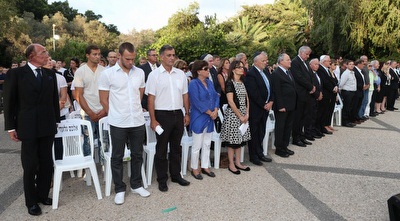 האורחים עומדים בדקת דומיה (ONE)