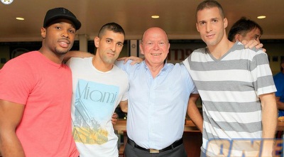 יצחק פרי עם דרור חג´ג´, עמית בן דוד ובראיין הופקינס (אודליה מטרי, מכבי ראשל&qout;צ) (ONE)