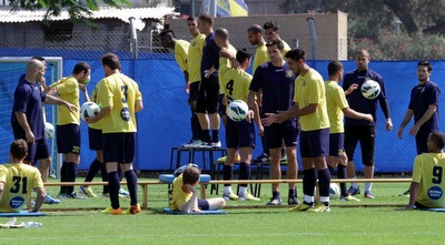 שחקני מכבי ת&qout;א. מודעים ליכולת החלשה מול הנוער (יניב גונן)