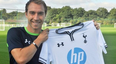 אריקסן עם חולצה של טוטנהאם (רויטרס)