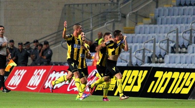 שחקני בית&qout;ר חוגגים (שי לוי)