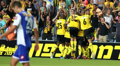 שחקני בית&qout;ר חוגגים (שי לוי)