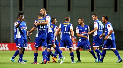 שחקני מכבי פ&qout;ת חוגגים (שי לוי)