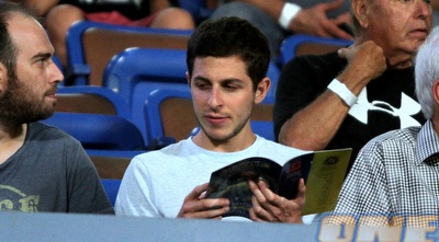 גלעד שליט מעלעל בתכניה (יניב גונן)