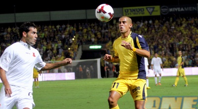 טל בן חיים מהפנט את הכדור (יניב גונן)