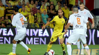 אלברמן בין שלושה שחקני בני יהודה (יניב גונן)