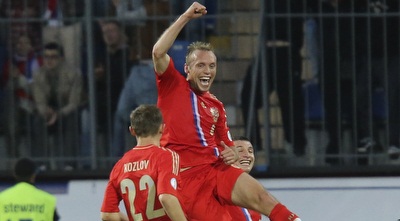 שחקני רוסיה חוגגים עם גלושקוב (רויטרס)