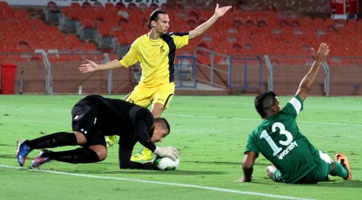 סהר חסון קולט כדור (יניב גונן) סהר חסון קולט כדור (יניב גונן)