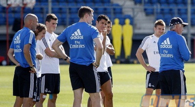 בייל ורונאלדו מאזינים בקשב לתדרוך (האתר הרשמי) בייל ורונאלדו מאזינים בקשב לתדרוך (האתר הרשמי)