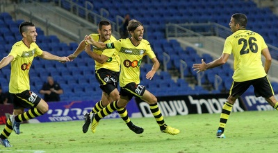 קובי חסן חוגג עם חבריו (חגי ניזרי) קובי חסן חוגג עם חבריו (חגי ניזרי)