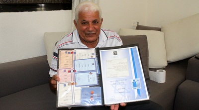 בנימין מציג את תעודות הכבוד וההוקרה ממדינת ישראל (חגי ניזרי)