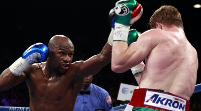 אלבארס סופג מנחת זרועו של מייווטר (רויטרס)