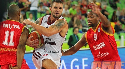 ארמנס סקלה מנסה לעבור את ג´ונתן טאבו (אתר היורובאסקט) (ONE)