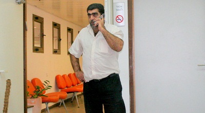 אבו רג´א לאחר שהוצא מהאולם (משה חרמון)