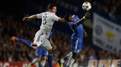 סמואל אטו מנסה להגיע לפני קאי ווסר (רויטרס) סמואל אטו מנסה להגיע לפני קאי ווסר (רויטרס)