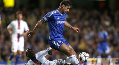 ברניסלב איבנוביץ´ מנסה לבעוט (רויטרס) ברניסלב איבנוביץ´ מנסה לבעוט (רויטרס)