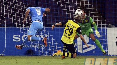 גונסאלו היגוואין נוגח לרשת (רויטרס) גונסאלו היגוואין נוגח לרשת (רויטרס)