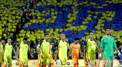 שחקני מכבי על רקע התפאורה (יניב גונן)