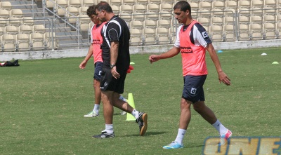 חסן אבו זייד לצד רפי כהן ומנשרוב (רז אמיר)