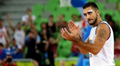 פייטרו אראדורי. הוביל את האיטלקים עם 15 נק&acute;  (הרשמי של היורובאסקט)