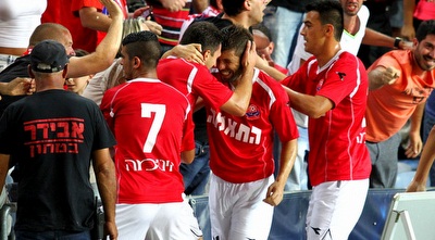 שחקני הפועל חיפה חוגגים עם קיאנסקאס (שי לוי) שחקני הפועל חיפה חוגגים עם קיאנסקאס (שי לוי)