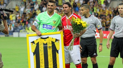 דריו פרננדס מתקבל בפרחים (שי לוי)