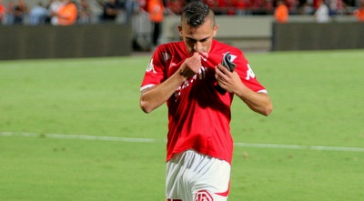 שון מלכה מנשק את החולצה (משה חרמון) שון מלכה מנשק את החולצה (משה חרמון)