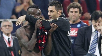 מריו באלוטלי מאבד את עשתונותיו (ONE)