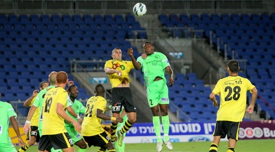 שחקני שתי הקבוצות במאבק אווירי על הכדור (משה חרמון)