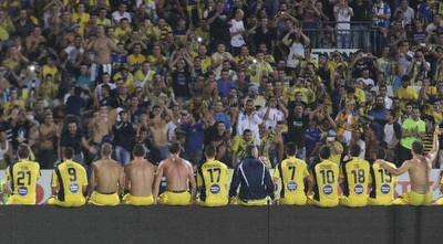 שחקני מכבי חוגגים עם האוהדים. וזו לא הפעם הראשונה העונה (עמית מצפה) שחקני מכבי חוגגים עם האוהדים. וזו לא הפעם הראשונה העונה (עמית מצפה)