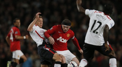 רוני נאבק עם לוקאס על הכדור (רויטרס)