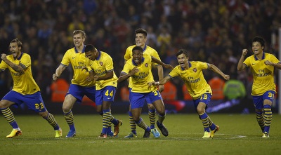 שחקני ארסנל בסיום הפנדלים (רויטרס)