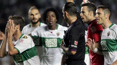 שחקני אלצ´ה זועמים על מוניס פרננדס (רויטרס)