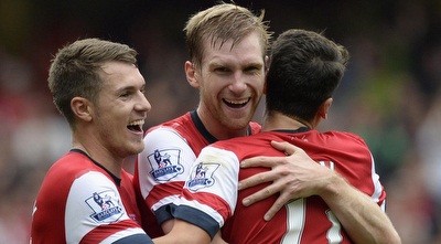 אוזיל חוגג עם מרטסאקר וראמזי (רויטרס)