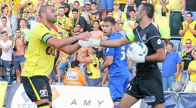 אבי איבגי מול ערן לוי. החלוץ פתח טוב את המשחק (משה חרמון)