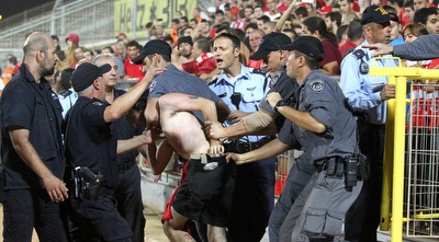 אוהד מורחק מהיציע. מכות לא נחוצות (שי לוי)