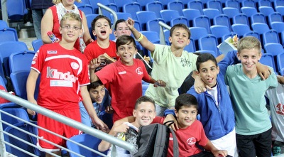 אוהדי הפועל רעננה. הילדים הגיעו. והקבוצה? (חגי ניזרי) אוהדי הפועל רעננה. הילדים הגיעו. והקבוצה? (חגי ניזרי)