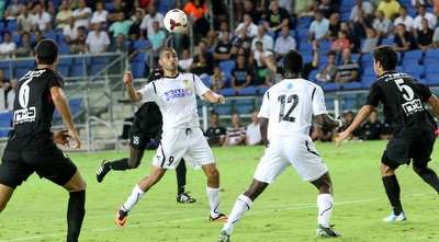 איציק כהן משתלט על הכדור. שער ובישול (חגי ניזרי) איציק כהן משתלט על הכדור. שער ובישול (חגי ניזרי)