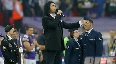 סולן ה-&qout;קיס&qout;, ג´ין סימונס, או בשמו הישראלי, חיים כץ, שר את ההמנון האמריקאי (רויטרס) סולן ה-&qout;קיס&qout;, ג´ין סימונס, או בשמו הישראלי, חיים כץ, שר את ההמנון האמריקאי (רויטרס)